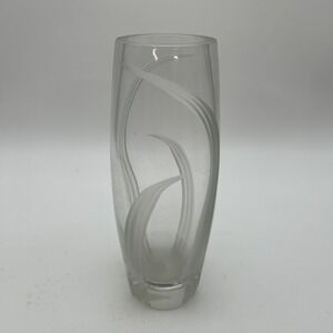 clear crystal vase featuring an elegant frosted swirl pattern